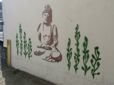 829480 Afbeelding van een muurschildering met een zittende Boeddha, in de Singelsteeg bij de Westerkade te Utrecht.N.B. ...
